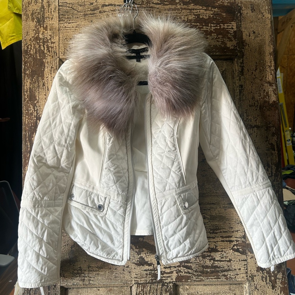 White House Black Market White Quilted Jacket with Faux Fur Collar